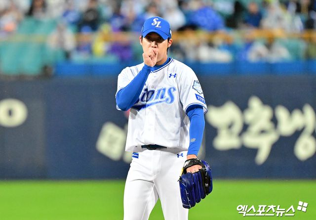 13일 오후 대구삼성라이온즈파크에서 열린 '2025 신한 SOL Bank KBO 포스트시즌' SSG 랜더스와 삼성 라이온즈의 준플레이오프 3차전 경기, 1회초 삼성 선발투수 원태인이 투구 준비를 하고 있다. 대구, 김한준 기자