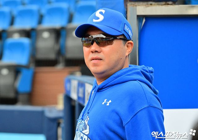 13일 오후 대구삼성라이온즈파크에서 열리는 '2025 신한 SOL Bank KBO 포스트시즌' SSG 랜더스와 삼성 라이온즈의 준플레이오프 3차전 경기, 삼성 박진만 감독이 선수들의 훈련을 지켜보고 있다. 대구, 김한준 기자