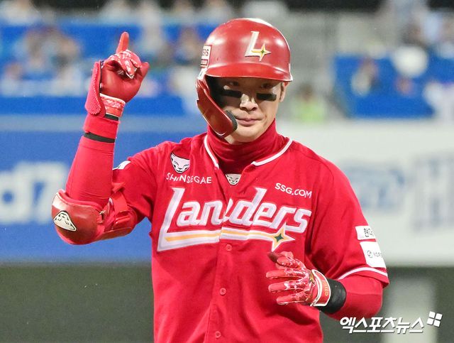 13일 오후 대구삼성라이온즈파크에서 열린 '2025 신한 SOL Bank KBO 포스트시즌' SSG 랜더스와 삼성 라이온즈의 준플레이오프 3차전 경기, 4회초 2사 2루 SSG 최지훈이 1타점 적시타를 날리고 있다. 대구, 김한준 기자