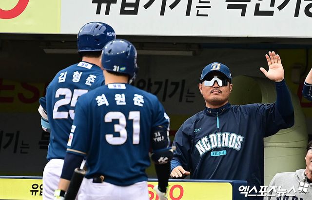 6일 오후 대구삼성라이온즈파크에서 열린 '2025 신한 SOL Bank KBO 포스트시즌' NC 다이노스와 삼성 라이온즈의 와일드카드 1차전 경기, 5회초 1사 NC 김형준이 삼성 선발투수 후라도 상대로 솔로 홈런을 때려낸 뒤 더그아웃으로 향하며 이호준 감독의 축하를 받고 있다. 엑스포츠뉴스DB
