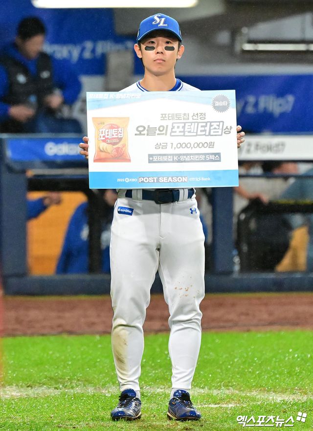 13일 오후 대구삼성라이온즈파크에서 열린 '2025 신한 SOL Bank KBO 포스트시즌' SSG 랜더스와 삼성 라이온즈의 준플레이오프 3차전 경기, 삼성이 SSG에 5:3으로 승리하며 플레이오프 진출까지 1승만을 남겨뒀다. 이날 경기에서 ‘오늘의 포텐터짐’을 수상한 삼성 김성윤이 포즈를 취하고 있다. 대구, 김한준 기자