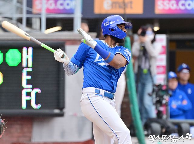 9일 오후 인천SSG랜더스필드에서 열린 '2025 신한 SOL Bank KBO 포스트시즌' 삼성 라이온즈와 SSG 랜더스의 준플레이오프 1차전 경기, 4회초 무사 1루 삼성 디아즈가 1타점 2루타를 날리고 있다. 엑스포츠뉴스 DB