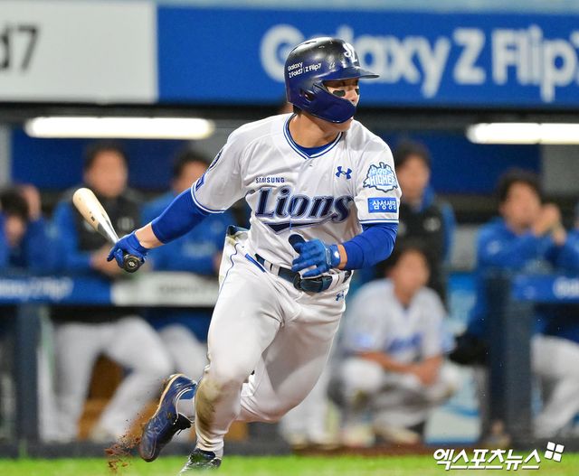 13일 오후 대구삼성라이온즈파크에서 열린 '2025 신한 SOL Bank KBO 포스트시즌' SSG 랜더스와 삼성 라이온즈의 준플레이오프 3차전 경기, 3회말 2사 1,3루 삼성 김성윤이 타격을 하고 있다. 대구, 김한준 기자