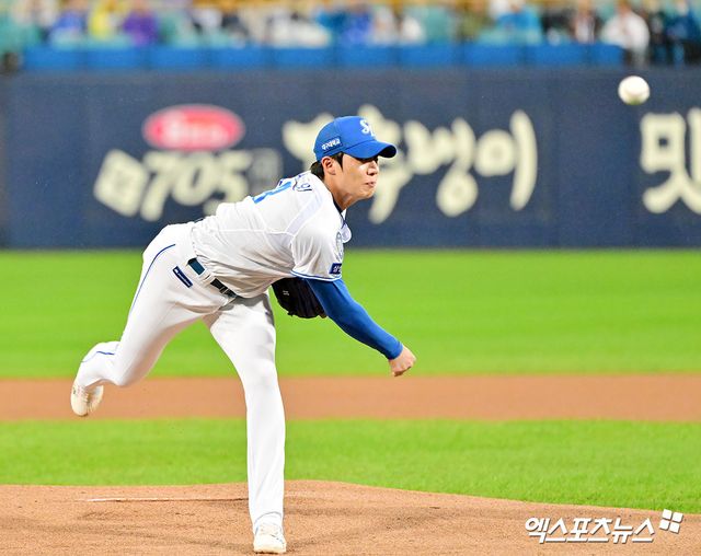 13일 오후 대구삼성라이온즈파크에서 열린 '2025 신한 SOL Bank KBO 포스트시즌' SSG 랜더스와 삼성 라이온즈의 준플레이오프 3차전 경기, 1회초 삼성 선발투수 원태인이 공을 힘차게 던지고 있다. 대구, 김한준 기자