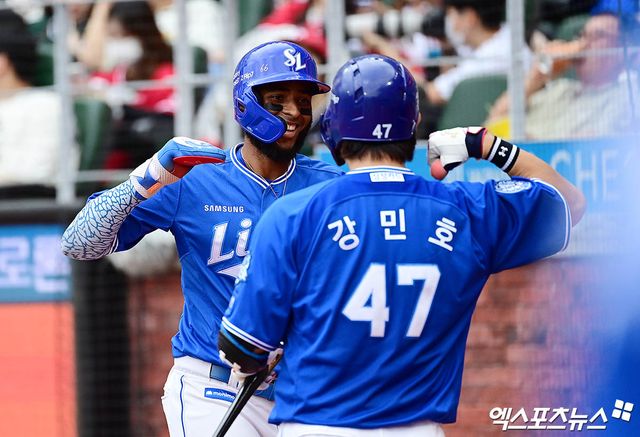 9일 오후 인천SSG랜더스필드에서 열린 '2025 신한 SOL Bank KBO 포스트시즌' 삼성 라이온즈와 SSG 랜더스의 준플레이오프 1차전 경기, 4회초 1사 2루 삼성 김지찬의 적시타 때 2루주자 디아즈가 득점을 올린 뒤 더그아웃으로 향하며 대기타석의 강민호와 기쁨을 나누고 있다. 엑스포츠뉴스 DB