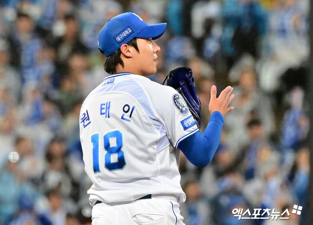 13일 오후 대구삼성라이온즈파크에서 열린 '2025 신한 SOL Bank KBO 포스트시즌' SSG 랜더스와 삼성 라이온즈의 준플레이오프 3차전 경기, 5회초 수비를 마친 삼성 원태인이 박수를 치고 있다. 대구, 김한준 기자