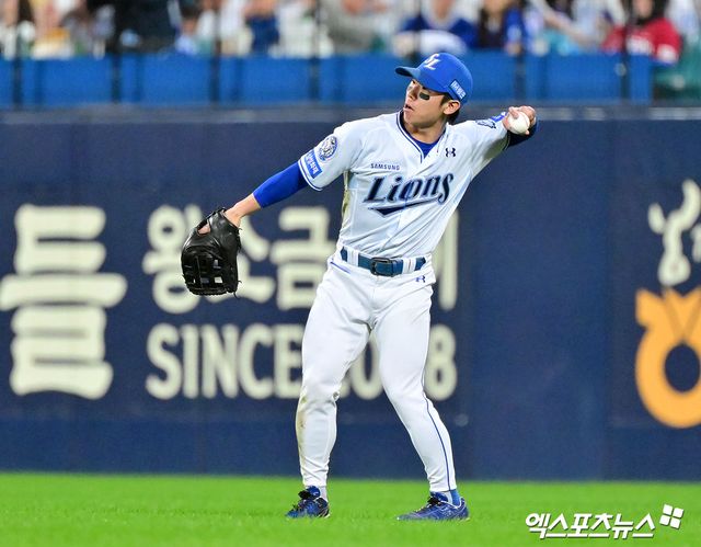 13일 오후 대구삼성라이온즈파크에서 열린 '2025 신한 SOL Bank KBO 포스트시즌' SSG 랜더스와 삼성 라이온즈의 준플레이오프 3차전 경기, 3회초 삼성 김성윤이 SSG 이지영의 타구를 잡아내고 있다. 대구, 김한준 기자