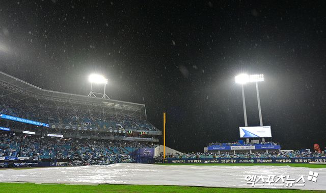 13일 오후 대구삼성라이온즈파크에서 열린 '2025 신한 SOL Bank KBO 포스트시즌' SSG 랜더스와 삼성 라이온즈의 준플레이오프 3차전 경기, 1회말 삼성 김지찬 타석때 갑작스럽게 내린 폭우로 경기가 중단되었다. 그라운드에 방수포가 덮여져있다. 대구, 김한준 기자