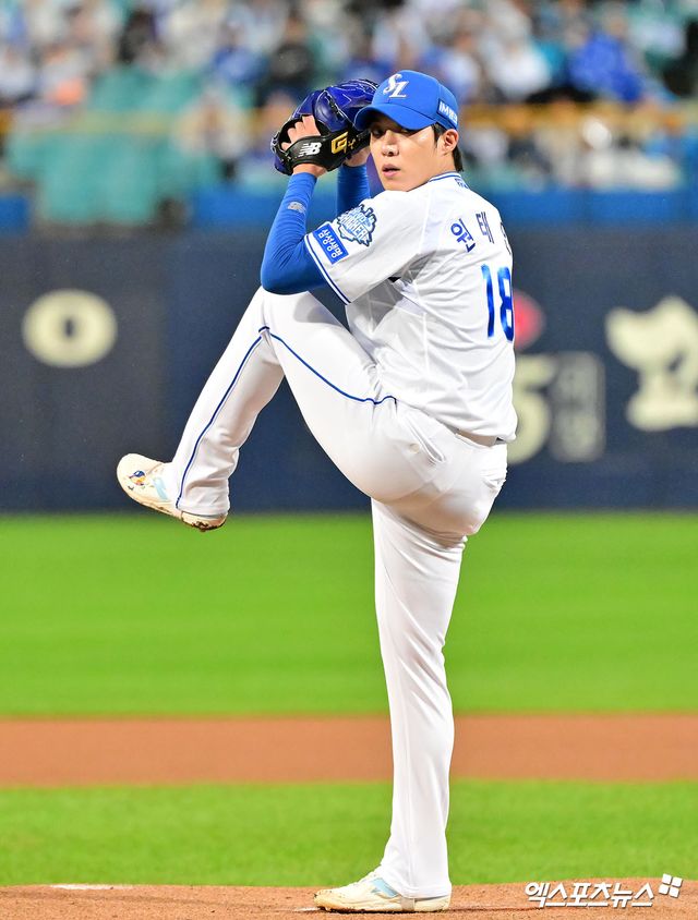 13일 오후 대구삼성라이온즈파크에서 열린 '2025 신한 SOL Bank KBO 포스트시즌' SSG 랜더스와 삼성 라이온즈의 준플레이오프 3차전 경기, 1회초 삼성 선발투수 원태인이 공을 힘차게 던지고 있다. 대구, 김한준 기자