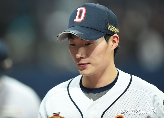 20일 오후 서울 구로구 고척스카이돔에서 열린 ‘2020 신한은행 SOL 포스트시즌’ NC 다이노스와 두산 베어스의 한국시리즈 3차전 경기, 두산이 김재호의 결승타에 힘입어 NC에 7:6 역전승을 거뒀다. 이날 경기에서 승리한 두산 이승진이 기뻐하고 있다. 엑스포츠뉴스 DB