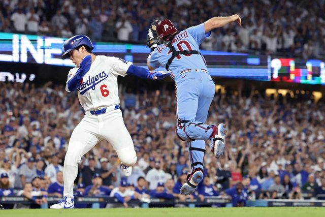 13일(한국시간) LA 다저스 김혜성이 내셔널리그 챔피언십 시리즈가 열리는 밀워키로 향하는 전세기에 올라타는 모습이 공개됐다. 앞선 포스트시즌 6경기에서 한 차례 대주자 출전에 그쳤던 김혜성은 비슷한 역할을 맡은 외야수 저스틴 딘과 로스터 한 자리를 놓고 경쟁할 것으로 예측됐다. 연합뉴스