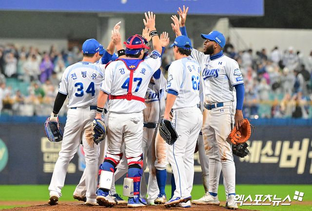 13일 오후 대구삼성라이온즈파크에서 열린 '2025 신한 SOL Bank KBO 포스트시즌' SSG 랜더스와 삼성 라이온즈의 준플레이오프 3차전 경기, 삼성이 SSG에 5:3으로 승리하며 플레이오프 진출까지 1승만을 남겨뒀다. 이날 경기에서 승리한 삼성 선수들이 기뻐하고 있다. 대구, 김