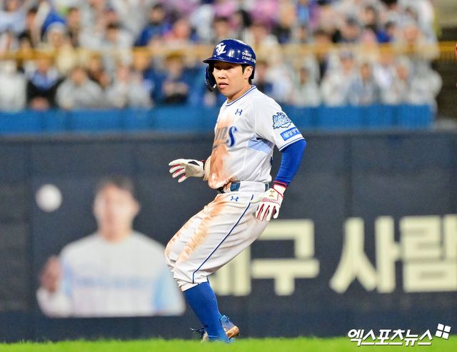 13일 오후 대구삼성라이온즈파크에서 열린 '2025 신한 SOL Bank KBO 포스트시즌' SSG 랜더스와 삼성 라이온즈의 준플레이오프 3차전 경기, 5회말 1사 삼성 김지찬이 좌중간 2루타를 날리고 있다. 대구, 김한준 기자