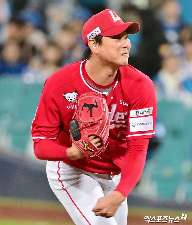 14일 오후 대구삼성라이온즈파크에서 열린 '2025 신한 SOL Bank KBO 포스트시즌' SSG 랜더스와 삼성 라이온즈의 준플레이오프 4차전 경기, 1회말 SSG 선발투수 김광현이 공을 힘차게 던지고 있다. 대구, 김한준 기자
