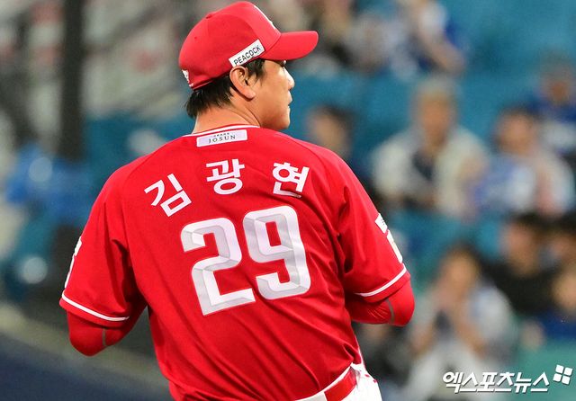 14일 오후 대구삼성라이온즈파크에서 열린 '2025 신한 SOL Bank KBO 포스트시즌' SSG 랜더스와 삼성 라이온즈의 준플레이오프 4차전 경기, 1회말 SSG 선발투수 김광현이 공을 힘차게 던지고 있다. 대구, 김한준 기자