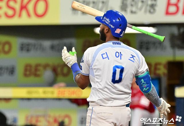 14일 오후 대구삼성라이온즈파크에서 열린 '2025 신한 SOL Bank KBO 포스트시즌' SSG 랜더스와 삼성 라이온즈의 준플레이오프 4차전 경기, 8회말 2사 1루 삼성 디아즈가 투런 홈런을 날리고 있다. 대구, 김한준 기자