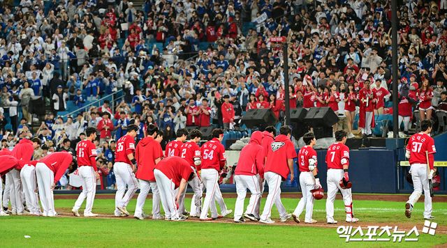 14일 오후 대구삼성라이온즈파크에서 열린 '2025 신한 SOL Bank KBO 포스트시즌' SSG 랜더스와 삼성 라이온즈의 준플레이오프 4차전 경기, 삼성이 디아즈와 이재현의 백투백 홈런에 힙입어 SSG에 5:2로 승리하며 플레이오프에 진출했다. 경기종료 후 SSG 선수들이 그라운드를 빠져나가고 있다. 대구, 김한준 기자