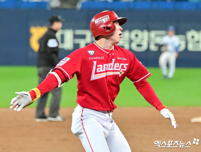 14일 오후 대구삼성라이온즈파크에서 열린 '2025 신한 SOL Bank KBO 포스트시즌' SSG 랜더스와 삼성 라이온즈의 준플레이오프 4차전 경기, 8회초 무사 1,3루 SSG 박성한이 2타점 2루타를 날린 후 3루까지 진루에 성공하며 기뻐하고 있다. 대구, 김한준 기자
