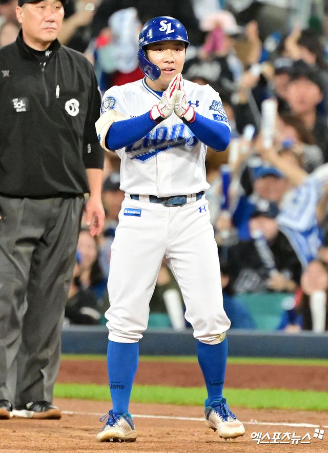 14일 오후 대구삼성라이온즈파크에서 열린 '2025 신한 SOL Bank KBO 포스트시즌' SSG 랜더스와 삼성 라이온즈의 준플레이오프 4차전 경기, 3회말 1사 1,2루 삼성 김지찬이 1타점 적시타를 날린 후 기뻐하고 있다. 대구, 김한준 기자