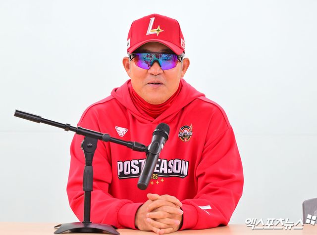 14일 오후 대구삼성라이온즈파크에서 열리는 '2025 신한 SOL Bank KBO 포스트시즌' SSG 랜더스와 삼성 라이온즈의 준플레이오프 4차전 경기, SSG 이숭용 감독이 취재진과 대화를 나누고 있다. 대구, 김한준 기자
