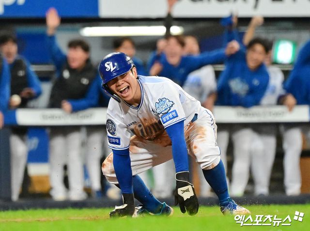 13일 오후 대구삼성라이온즈파크에서 열린 '2025 신한 SOL Bank KBO 포스트시즌' SSG 랜더스와 삼성 라이온즈의 준플레이오프 3차전 경기, 3회말 2사 1,3루 삼성 김지찬이 SSG 안상현의 송구 실책때 득점에 성공하고 있다. 대구, 김한준 기자