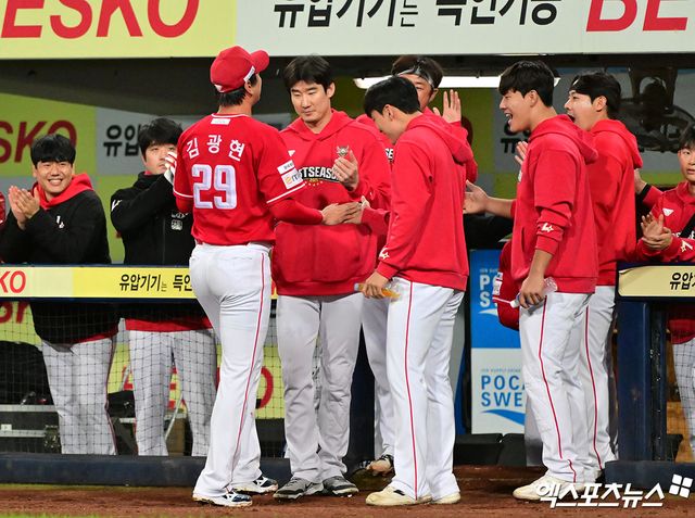 14일 오후 대구삼성라이온즈파크에서 열린 '2025 신한 SOL Bank KBO 포스트시즌' SSG 랜더스와 삼성 라이온즈의 준플레이오프 4차전 경기, 1회말 수비를 마친 SSG 선발투수 김광현이 더그아웃으로 향하고 있다. 대구, 김한준 기자