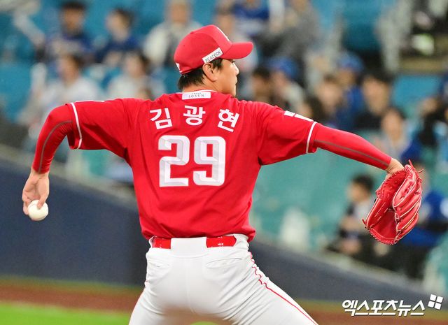 14일 오후 대구삼성라이온즈파크에서 열린 '2025 신한 SOL Bank KBO 포스트시즌' SSG 랜더스와 삼성 라이온즈의 준플레이오프 4차전 경기, 1회말 SSG 선발투수 김광현이 공을 힘차게 던지고 있다. 대구, 김한준 기자