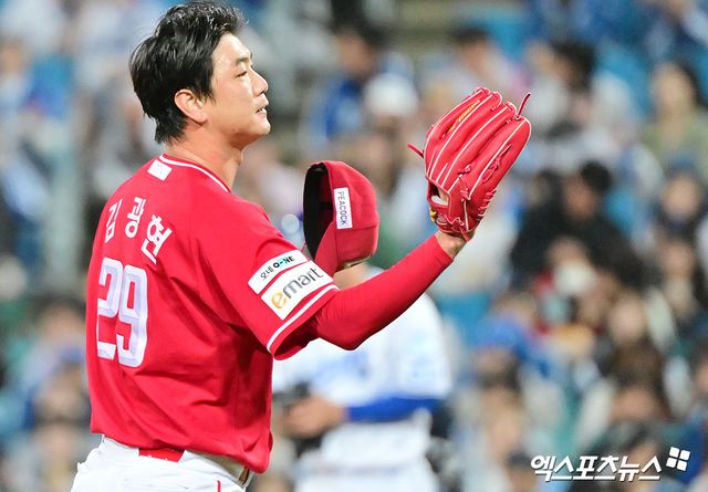 14일 오후 대구삼성라이온즈파크에서 열린 '2025 신한 SOL Bank KBO 포스트시즌' SSG 랜더스와 삼성 라이온즈의 준플레이오프 4차전 경기, 3회말 1사 SSG 김광현이 삼성 강민호에게 볼넷을 허용한 후 아쉬워하고 있다. 대구, 김한준 기자