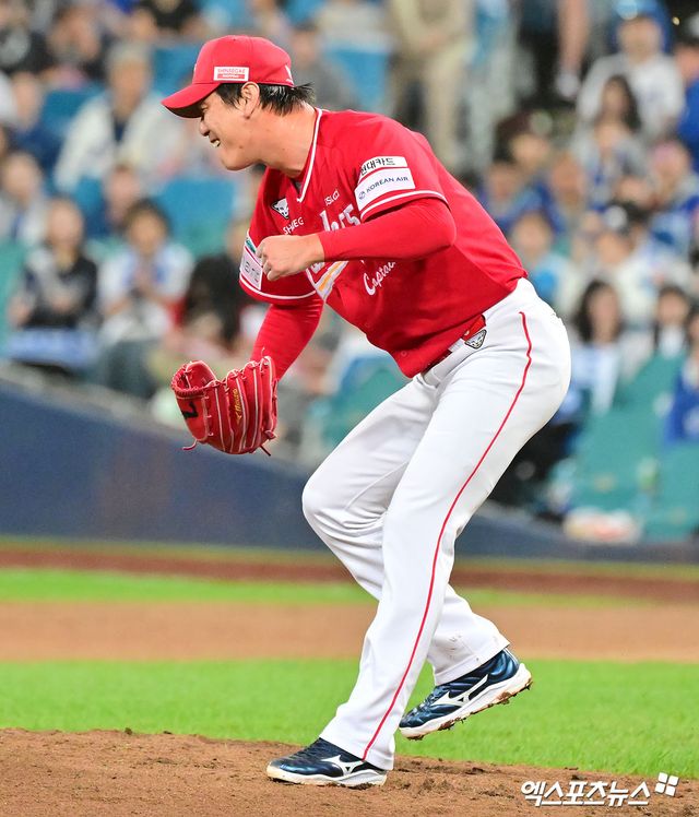 14일 오후 대구삼성라이온즈파크에서 열린 '2025 신한 SOL Bank KBO 포스트시즌' SSG 랜더스와 삼성 라이온즈의 준플레이오프 4차전 경기, 2회말 2사 SSG 김광현이 삼성 김헌손을 헛스윙 삼진으로 잡은 후 기뻐하고 있다. 대구, 김한준 기자