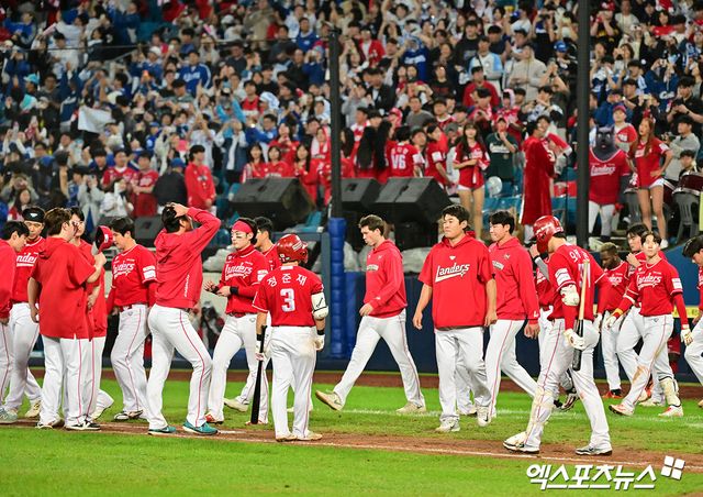 14일 오후 대구삼성라이온즈파크에서 열린 '2025 신한 SOL Bank KBO 포스트시즌' SSG 랜더스와 삼성 라이온즈의 준플레이오프 4차전 경기, 삼성이 디아즈와 이재현의 백투백 홈런에 힙입어 SSG에 5:2로 승리하며 플레이오프에 진출했다. 경기종료 후 SSG 선수단이 그라운드로 나오고 있다. 대구, 김한준 기자