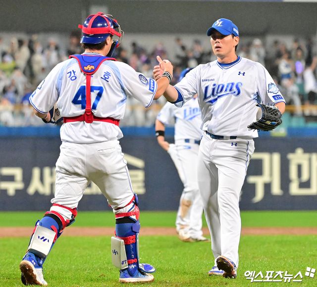 13일 오후 대구삼성라이온즈파크에서 열린 '2025 신한 SOL Bank KBO 포스트시즌' SSG 랜더스와 삼성 라이온즈의 준플레이오프 3차전 경기, 삼성이 SSG에 5:3으로 승리하며 플레이오프 진출까지 1승만을 남겨뒀다. 이날 경기에서 승리한 삼성 선수들이 기뻐하고 있다. 대구, 김한준 기자
