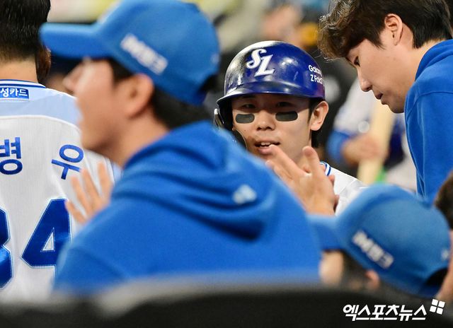 14일 오후 대구삼성라이온즈파크에서 열린 '2025 신한 SOL Bank KBO 포스트시즌' SSG 랜더스와 삼성 라이온즈의 준플레이오프 4차전 경기, 6회말 무사 1,2루 삼성 김성윤이 디아즈의 1타점 적시타때 득점에 성공한 후 기뻐하고 있다. 대구, 김한준 기자