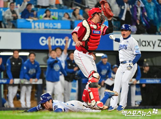 13일 오후 대구삼성라이온즈파크에서 열린 '2025 신한 SOL Bank KBO 포스트시즌' SSG 랜더스와 삼성 라이온즈의 준플레이오프 3차전 경기, 3회말 2사 1,3루 삼성 김지찬이 SSG 안상현의 송구 실책때 홈으로 쇄도하고 있다. 대구, 김한준 기자
