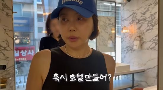 부자재를 고르는 황혜영. 사진=유튜브 채널 '황혜영이다'