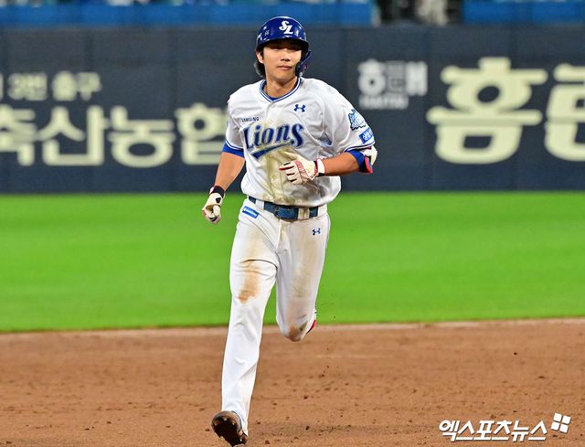 14일 오후 대구삼성라이온즈파크에서 열린 '2025 신한 SOL Bank KBO 포스트시즌' SSG 랜더스와 삼성 라이온즈의 준플레이오프 4차전 경기, 8회말 2사 삼성 이재현이 솔로 홈런을 날린 후 그라운드를 돌고 있다. 대구, 김한준 기자