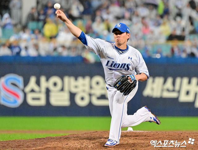 13일 오후 대구삼성라이온즈파크에서 열린 '2025 신한 SOL Bank KBO 포스트시즌' SSG 랜더스와 삼성 라이온즈의 준플레이오프 3차전 경기, 9회초 2사 삼성 김재윤이 공을 힘차게 던지고 있다. 대구, 김한준 기자