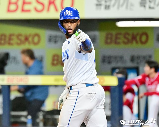 14일 오후 대구삼성라이온즈파크에서 열린 '2025 신한 SOL Bank KBO 포스트시즌' SSG 랜더스와 삼성 라이온즈의 준플레이오프 4차전 경기, 8회말 2사 1루 삼성 디아즈가 투런 홈런을 날리고 있다. 대구, 김한준 기자