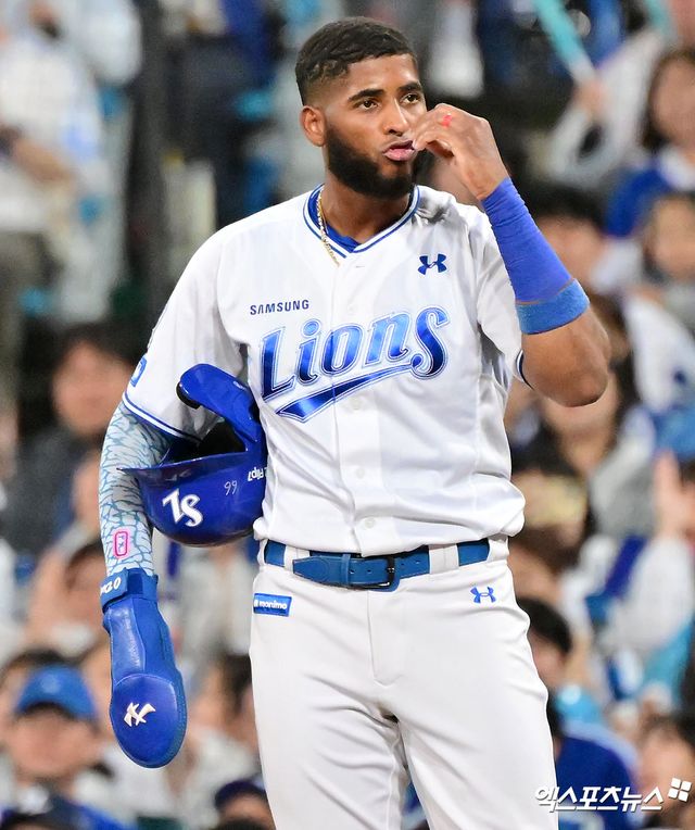 14일 오후 대구삼성라이온즈파크에서 열린 '2025 신한 SOL Bank KBO 포스트시즌' SSG 랜더스와 삼성 라이온즈의 준플레이오프 4차전 경기, 6회말 무사 1,2루 삼성 디아즈가 1타점 적시타를 날린 후 세리머니를 하고 있다. 대구, 김한준 기자