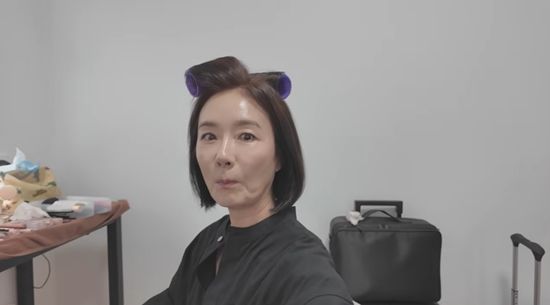 촬영을 위해 메이크업을 받는 오연수. 사진=유튜브 채널 '오연수'