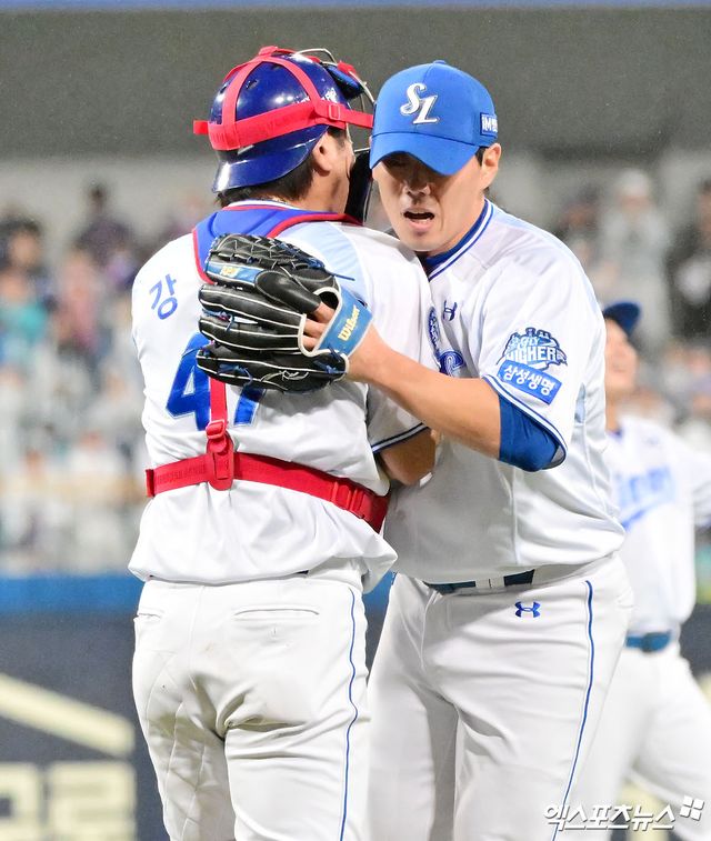 13일 오후 대구삼성라이온즈파크에서 열린 '2025 신한 SOL Bank KBO 포스트시즌' SSG 랜더스와 삼성 라이온즈의 준플레이오프 3차전 경기, 삼성이 SSG에 5:3으로 승리하며 플레이오프 진출까지 1승만을 남겨뒀다. 이날 경기에서 승리한 삼성 선수들이 기뻐하고 있다. 대구, 김한준 기자