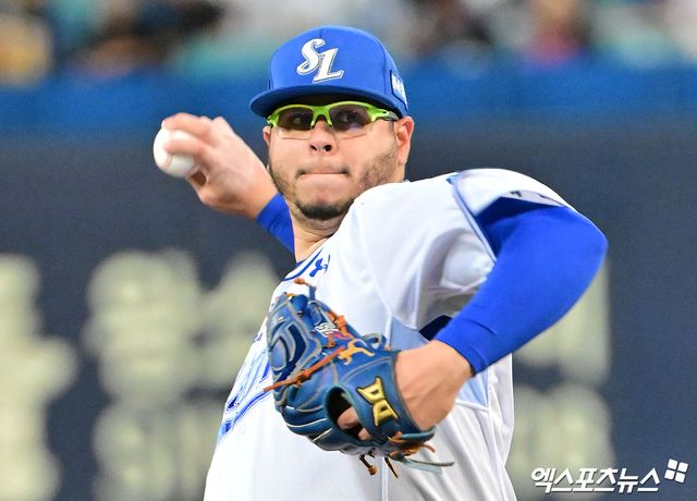 14일 오후 대구삼성라이온즈파크에서 열린 '2025 신한 SOL Bank KBO 포스트시즌' SSG 랜더스와 삼성 라이온즈의 준플레이오프 4차전 경기, 1회초 삼성 선발투수 후라도가 공을 힘차게 던지고 있다. 대구, 김한준 기자