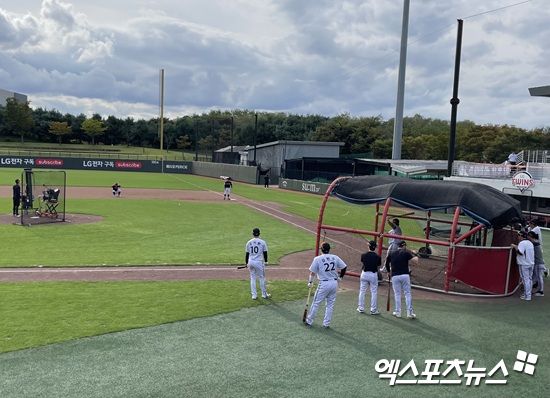 지난 15일 이천 LG챔피언스파크에서 열린 한국시리즈 대비 자체 청백전 직후, LG 트윈스 김현수와 오지환, 오스틴 딘이 그라운드에 나와 강속구 적응 훈련을 시작했다. 엑스포츠뉴스 이천, 김유민 기자