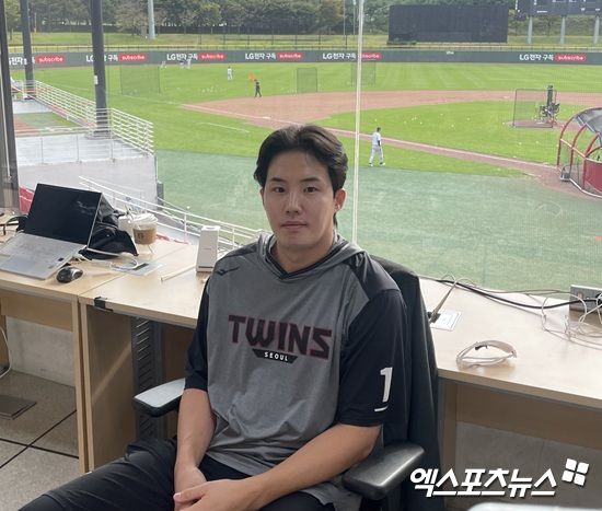 지난 15일 이천 LG챔피언스파크에서 열린 한국시리즈 대비 자체 청백전 종료 후, LG 트윈스 임찬규가 취재진과 인터뷰에 응하고 있다. 엑스포츠뉴스 이천, 김유민 기자