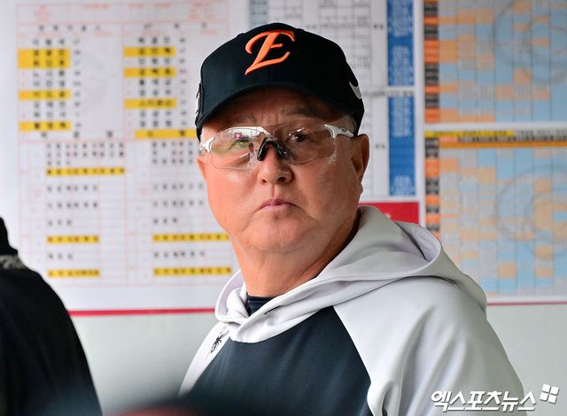 한화 이글스 김경문 감독이 삼성과의 플레이오프 시리즈에 나설 출장자 명단을 결정했다. 베테랑 내야수 안치홍이 빠지고 시즌 막판 부진했던 필승조 박상원과 불펜 전환에 성공한 엄상백이 플레이오프 시리즈 엔트리에 이름을 올렸다. 엑스포츠뉴스 DB