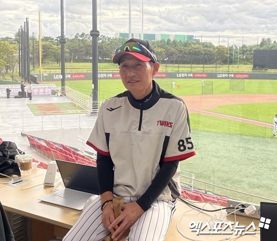 지난 15일 이천 LG챔피언스파크에서 열린 한국시리즈 대비 자체 청백전 이후, LG 트윈스 염경엽 감독이 취재진과 인터뷰에 응하고 있다. 엑스포츠뉴스 이천, 김유민 기자