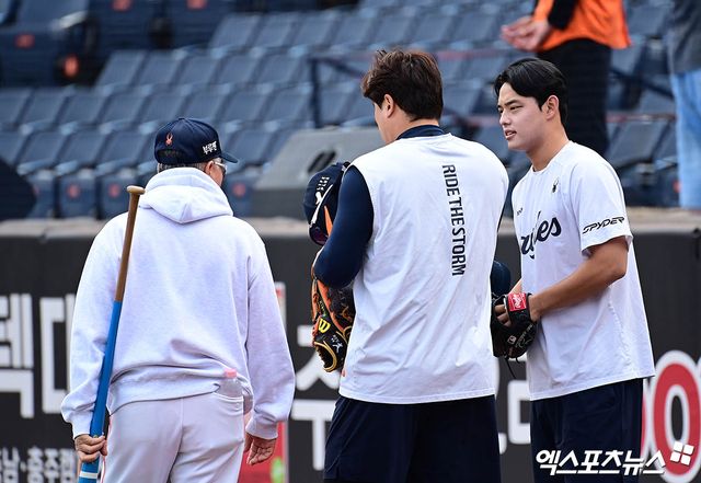 17일 오후 대전한화생명볼파크에서 열리는 '2025 신한 SOL Bank KBO 포스트시즌' 삼성 라이온즈와 한화 이글스의 플레이오프 1차전 경기에 앞서 한화 김경문 감독이 류현진, 문동주와 이야기를 나누고 있다. 대전, 박지영 기자