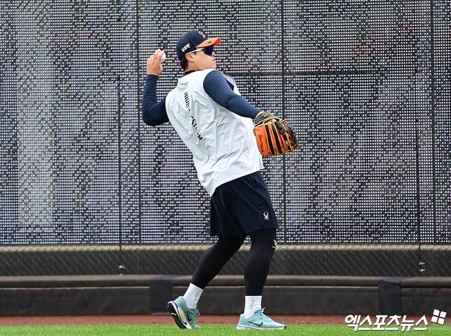 17일 오후 대전한화생명볼파크에서 열리는 '2025 신한 SOL Bank KBO 포스트시즌' 삼성 라이온즈와 한화 이글스의 플레이오프 1차전 경기에 앞서 한화 류현진이 캐치볼을 하고 있다. 대전, 박지영 기자