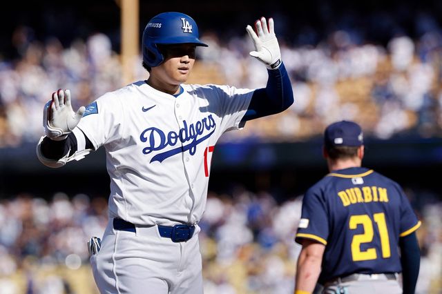 미국 메이저리그 LA 다저스의 오타니 쇼헤이가 17일(한국시간) 미국 캘리포니아주 로스앤젤레스의 다저스타디움에서 열린 2025 메이저리그 포스트시즌 밀워키 브루어스와의 내셔널리그 챔피언십시리즈(NLCS, 7전 4승제, 다저스 2승) 3차전에서 1안타 1득점을 기록했다. 사진 연합뉴스