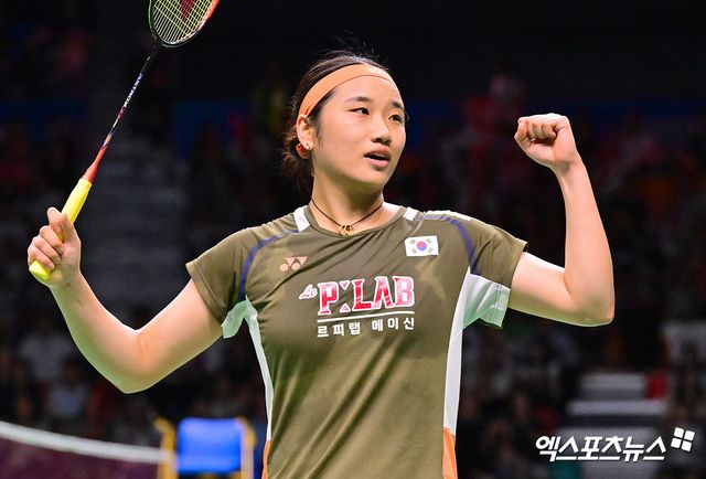 세계랭킹 1위 안세영이 17일(한국시간) 덴마크 오덴세에서 열린 2025 세계배드민턴연맹(BWF) 월드투어 슈퍼 750 덴마크오픈 여자 단식 8강전에서 세계랭킹 10위 일본의 미야자키 토모카에 게임 스코어 2-1(16-21 21-9 21-6)로 승리, 4강 진출에 성공했다. 사진 엑스포츠뉴스 DB