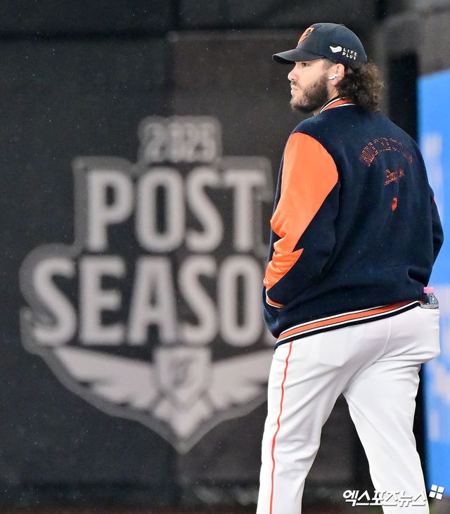 17일 오후 대전 한화생명 볼파크에서 열리는 '2025 신한 SOL Bank KBO 포스트시즌' 삼성 라이온즈와 한화 이글스의 플레이오프 1차전 경기, 1차전 선발투수로 예고된 한화 폰세가 그라운드에서 몸을 풀고 있다. 대전, 김한준 기자